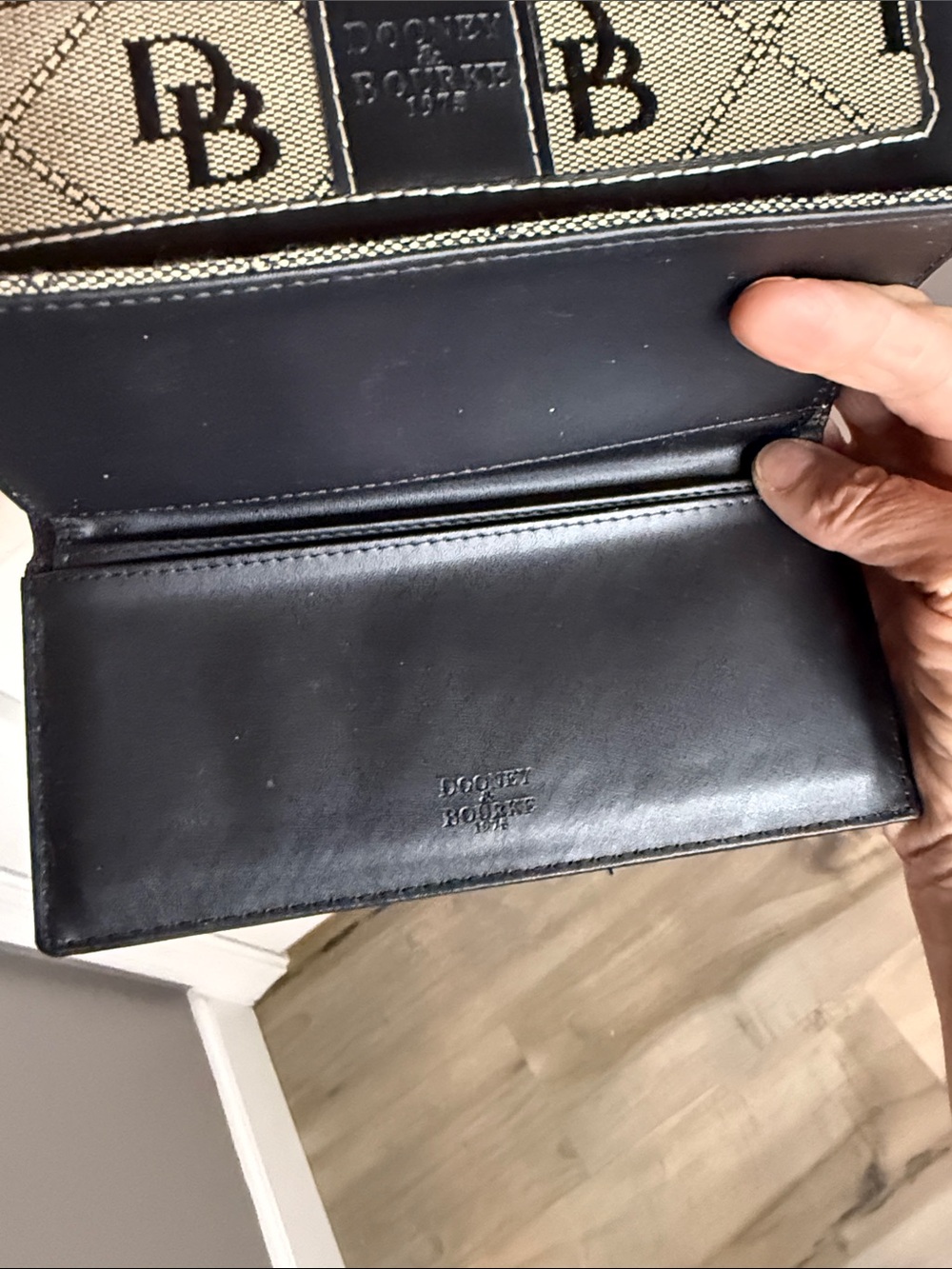 Dooney & Bourke Tan and Black Signature Continental Wallet. NWOT - Picture 5 of 7